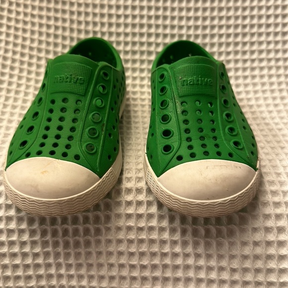 Native Kids Shoes Bright Green  Size 5 - Picture 3 of 4